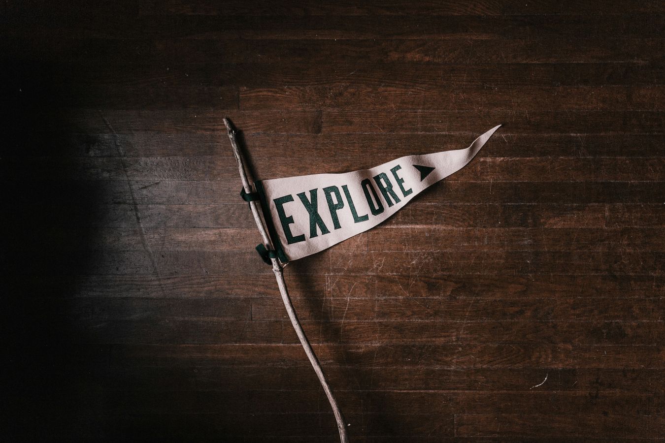 Drapeau “Explore” flottant au vent, symbolisant l’exploration de soi et le processus thérapeutique en Somatic Experiencing®