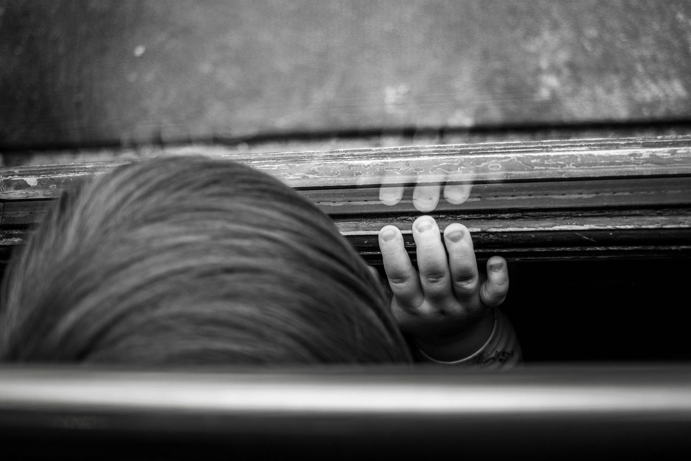 Enfant regardant par la fenêtre, illustrant l’introspection, la sécurité intérieure et le processus de guérison en thérapie SE