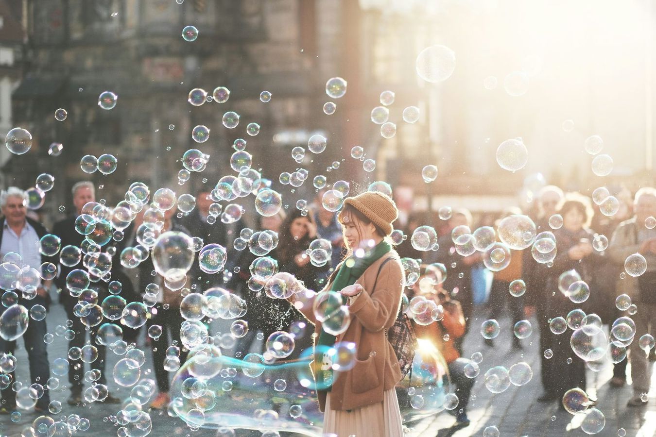 Femme souriante entourée de bulles de savon, illustrant l’équilibre du système nerveux, la sérénité émotionnelle et la résilience