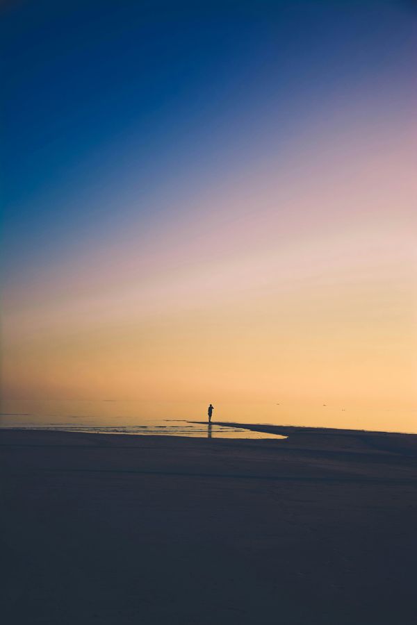 Homme marchant sur une plage, illustration de la Somatic Experiencing® et du processus de guérison du traumatisme